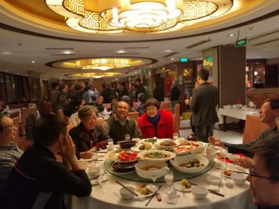公司總經(jīng)理與省畜牧協(xié)會(huì)領(lǐng)導(dǎo)、芭夯兔食業(yè)老總共進(jìn)晚餐